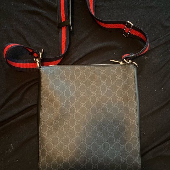 Gucci shoulder Bag unisex worn a couple times no flaws good as new w receipt :) - Picture 5 of 6